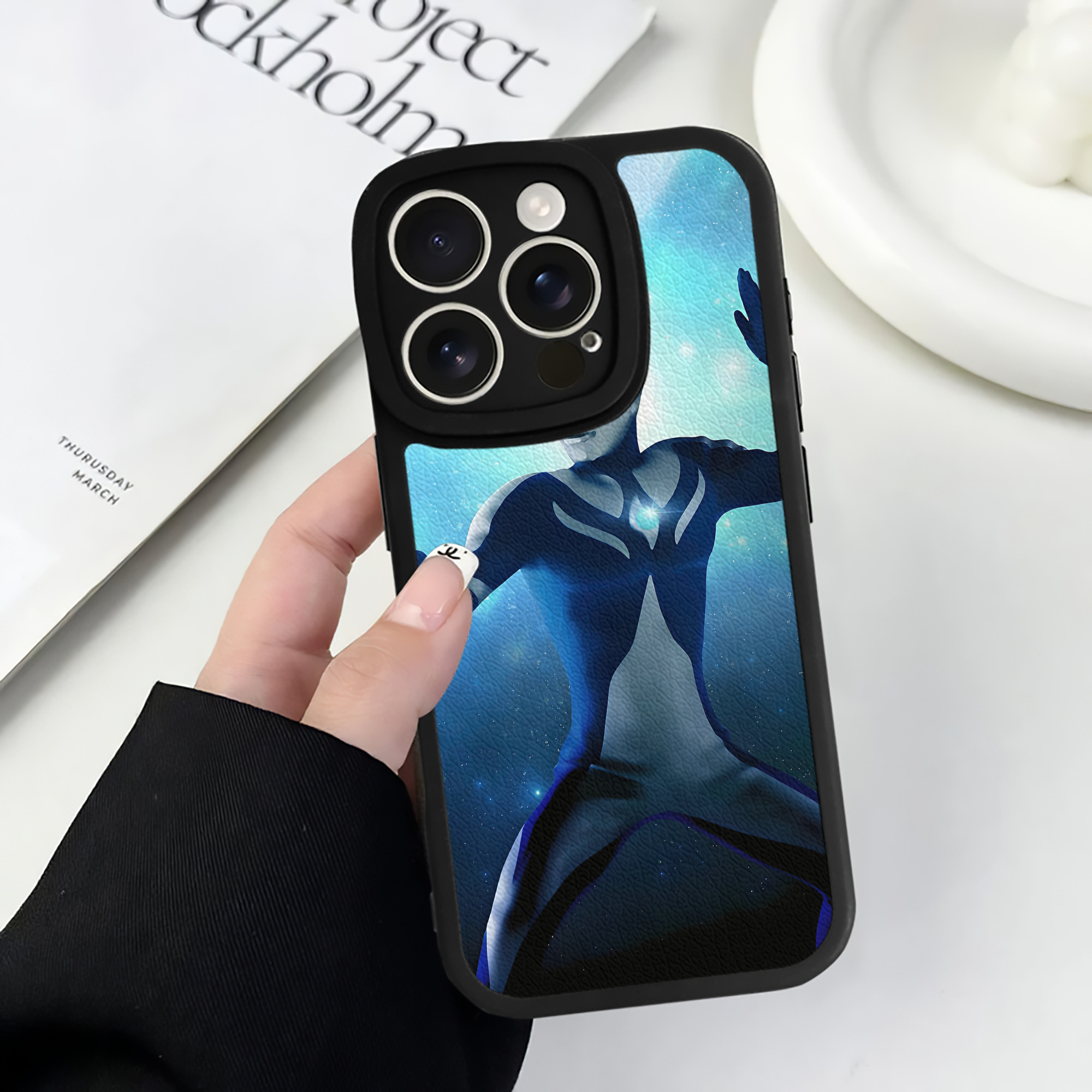 （画像用） ウルトラマン Ultraman 【iPhone 16シリーズ対応】シリコンスマホケース（レザー調） 材質：シリコン